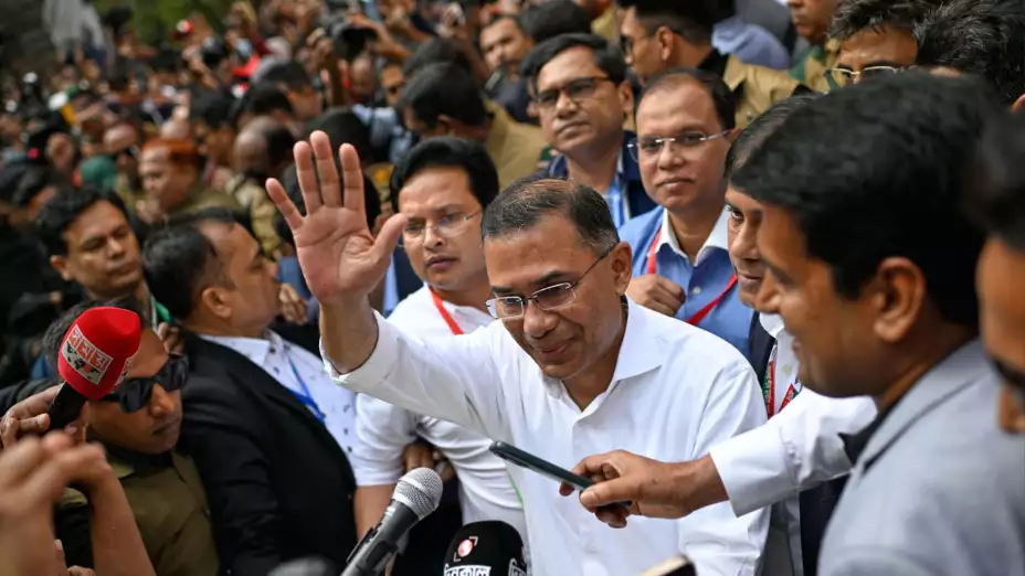 Tarique Rahman. líder del Partido Nacionalista de Bangladesh saluda a seguidores