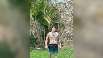 9. Él está dispuesto a darlo todo para cumplir la promesa de triunfar que hizo a su mamá, hermana y padre, en quien piensa todos los días.