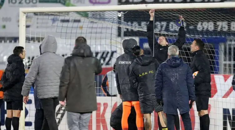 Suspenden partido del AEK Atenas por irregularidades con las porterías
