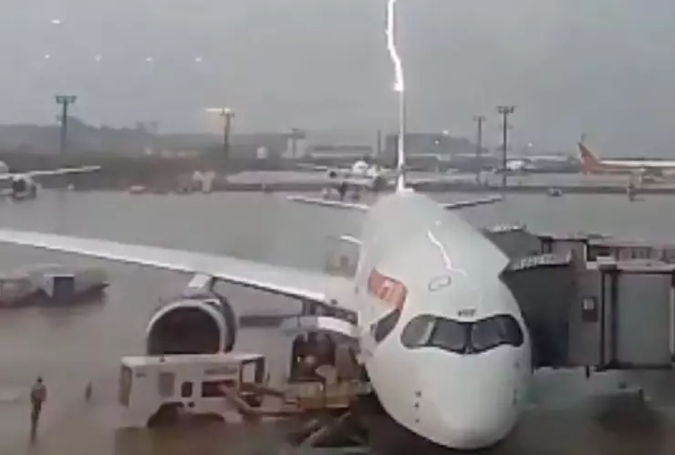 Rayo impacta avión en pleno aeropuerto en Brasil