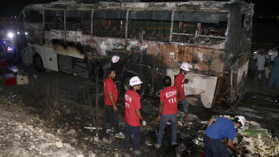 Se incendia autobús por falla mecánica.