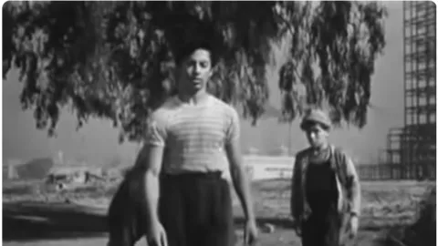 Fragmento de Los Olvidados, película en la que sale el árbol pirul de 100 años