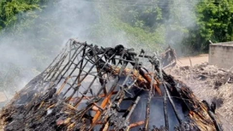 FOTO Corto circuito provoca incendio que consumió una casa por completo