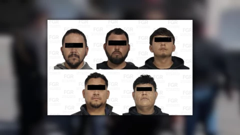 Cinco hombres detenidos por tráfico de migrantes aparecen en fichas de la FGR con los ojos cubiertos por una franja negra
