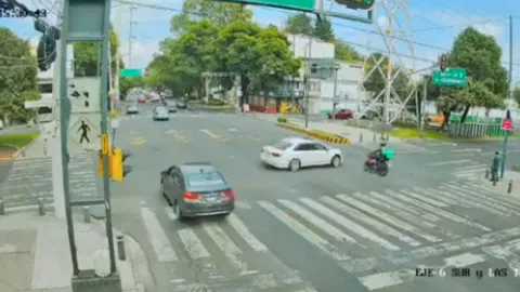 Auto se pasa el alto y embiste a motociclista en Iztapalapa, CDMX