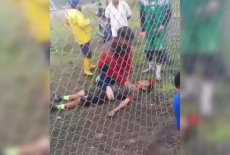 ¡Tragedia en el futbol! Director técnico de POPULAR EQUIPO muere ELECTROCUTADO en plena cancha (VIDEO) (1).jpg