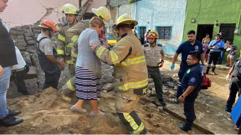 ¡Se repite derrumbe! Cae el muro de una vivienda y evacuan a 7 personas en Tlaquepaque Centro