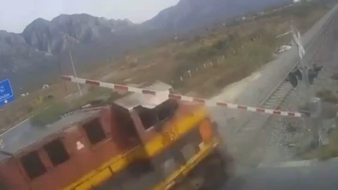 camión de transporte público arrollado tren