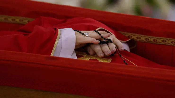 VIDEO Vaticano revela primeras imágenes del Papa Francisco en su ataúd