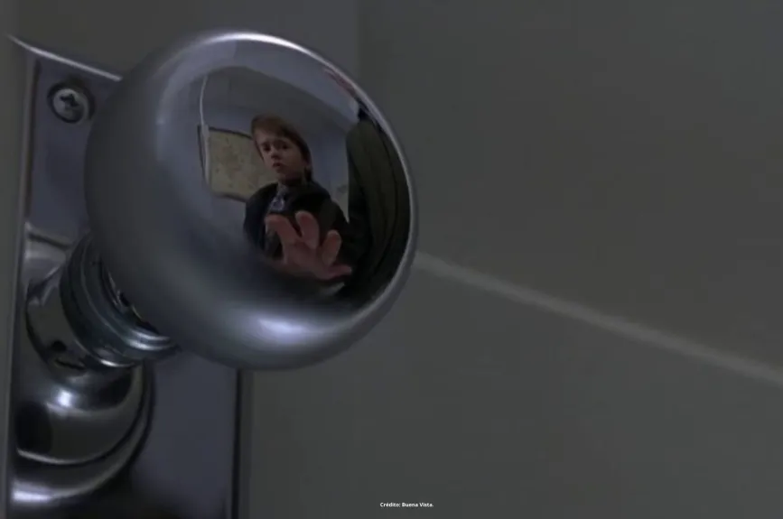 Escena de la película ‘El Sexto Sentido’ (Sixth Sense) con Halley Jeol Osment y Bruce Willis por Azteca 7.