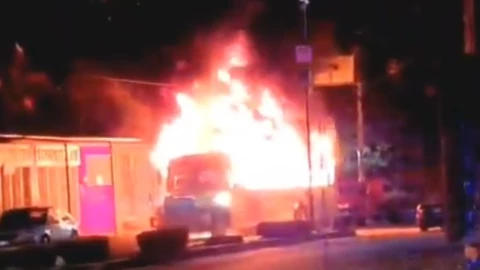 Hallan cinco cuerpos calcinados en camión incendiados en Acapulco