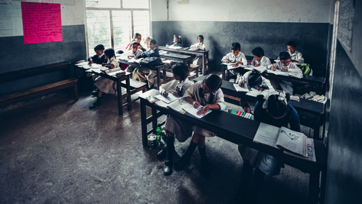 Estudiantes tomando clase en su escuela.