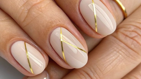 diseño de uñas blanco con dorado