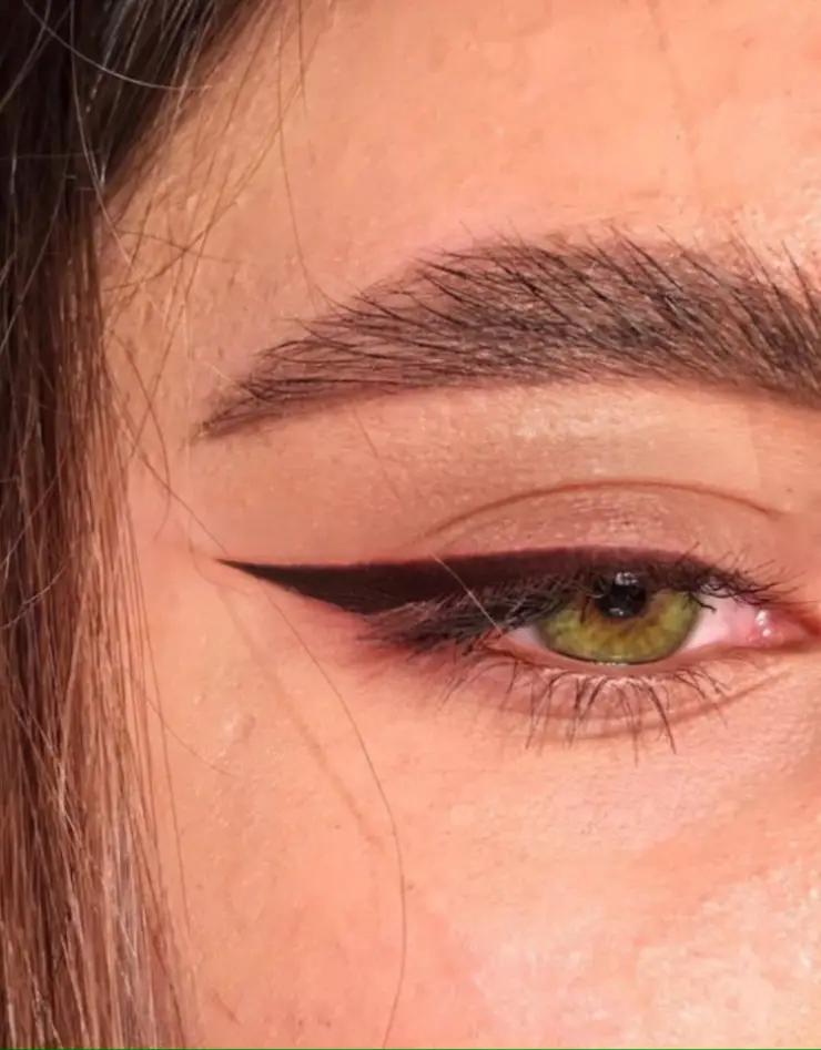 El delineado recto permite alargar la mirada de forma sutil