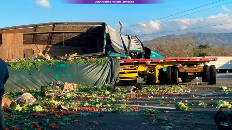 Tráfico intenso en Tonalá: Reporte de volcadura en km 50+500 (Gasolinera Las Gemelas).