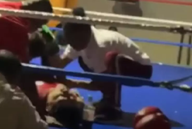 Boxeador queda inconsciente tras ser noqueado en pelea de box en Cancún; no había servicios médicos