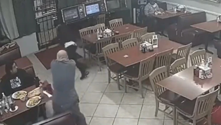 Hombre dispara y mata a asaltante en taquería en Texas
