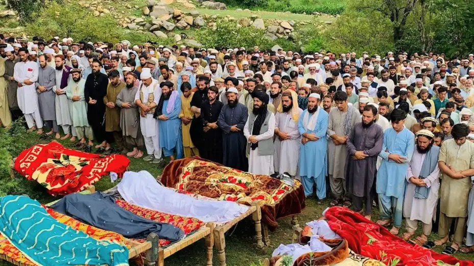 Vícitimas de inundaciones repentinas en Salarzai, Pakistán.