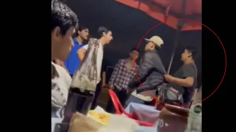Brutal pelea en taquería en Nayarit fueron 7 jóvenes contra 2; quedó grabada