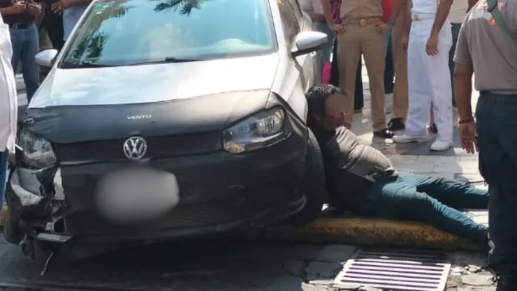 Conductor provoca choque en el centro de Veracruz