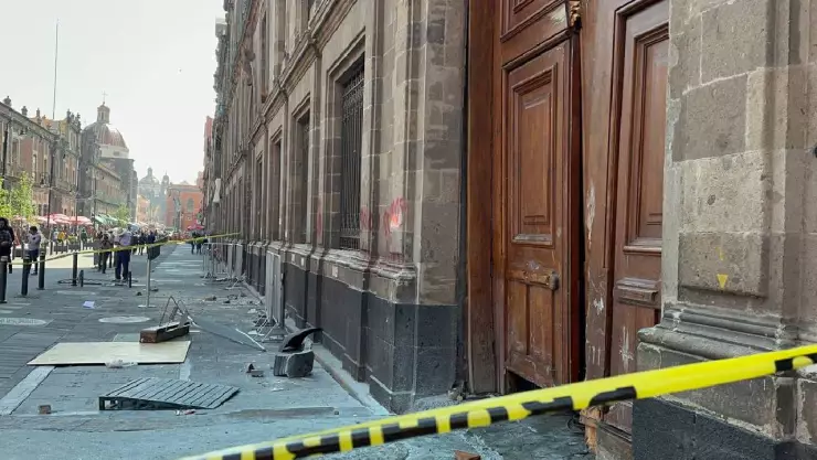 Normalistas derriban Puerta 1 de Palacio Nacional