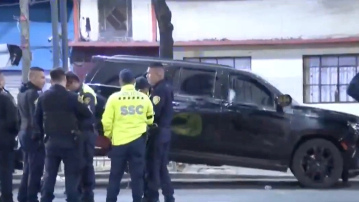 Camioneta de lujo desata una persecución tras chocar; conductor saca arma larga y huye