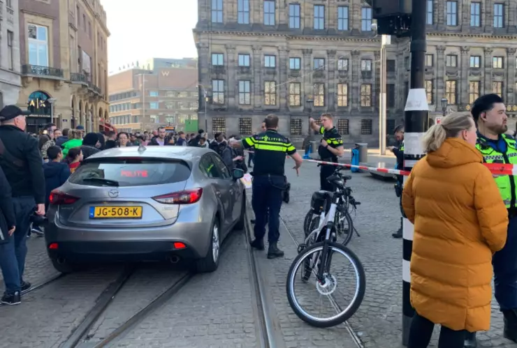 Apuñalamiento masivo deja múltiples heridos hoy en plaza turística de Ámsterdam