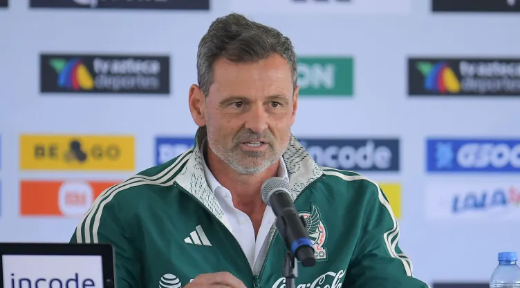Diego Cocca con la chamarra de Selección Mexicana