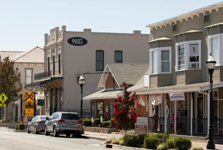 una vista de las hermosas calles de Elk Grove en California