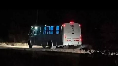 Encuentran misterioso autobús encendido y vacío en plena carretera de San Luis Potosí ¿Desaparecieron?