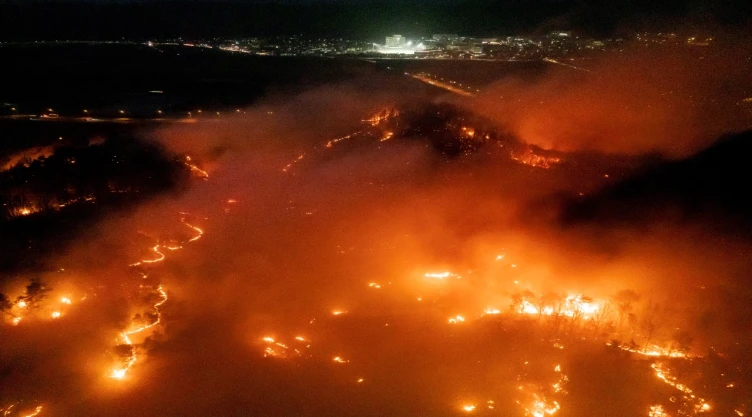 El humo y las llamas se levantan de un incendio forestal en Andong