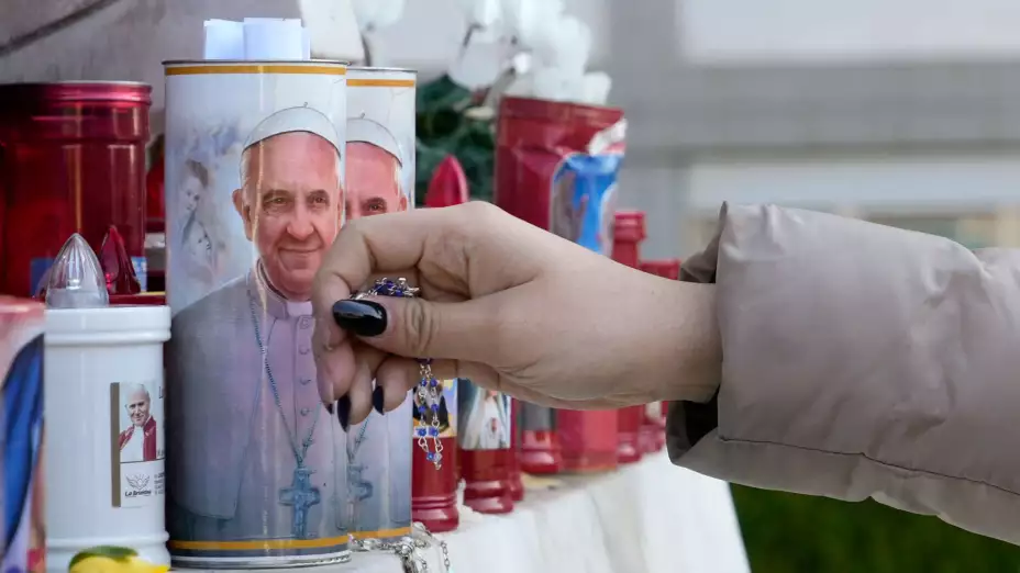 Velas con la imagen del papa Francisco.