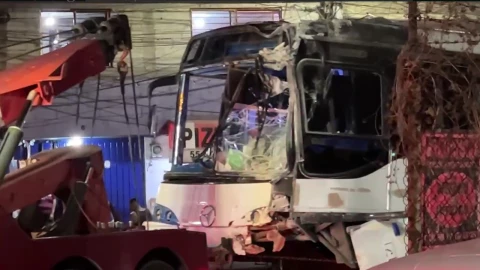 Mientras dormía_ Chofer de transporte público pierde el control y choca contra una casa en Tlalnepantla