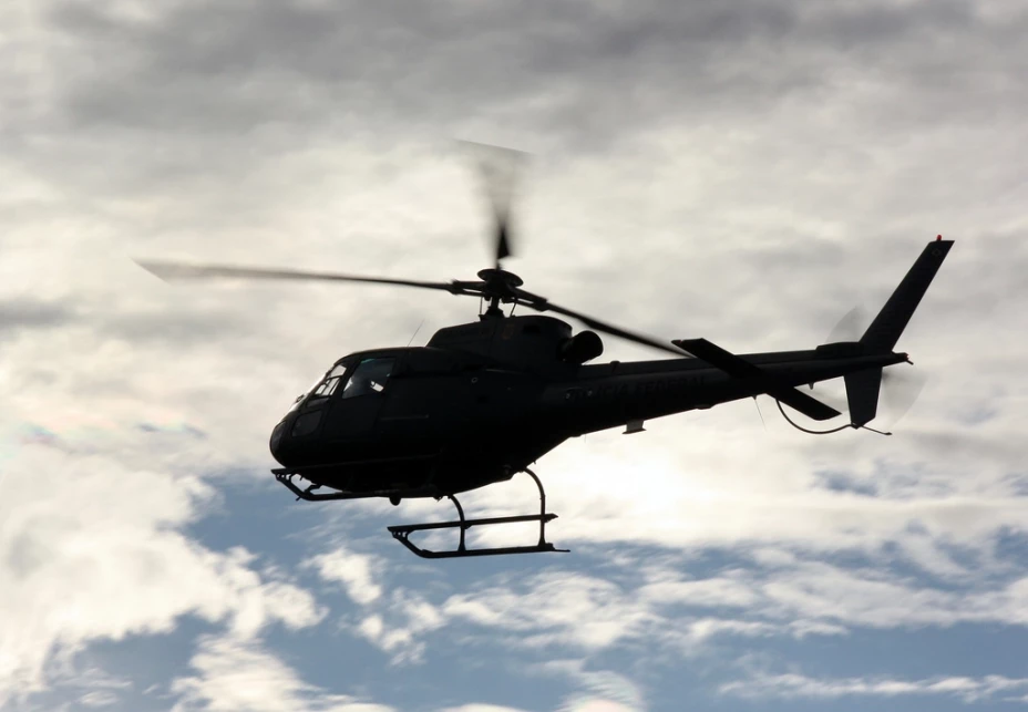 Policía cae de helicóptero