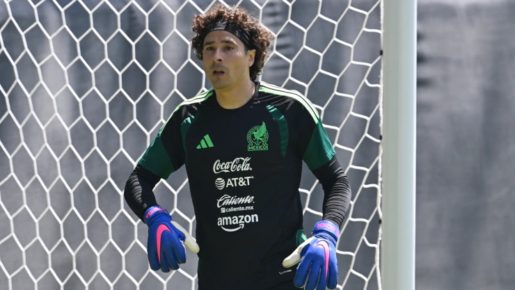 Loco Abreu defiende a Guillermo Ochoa y critica a México
