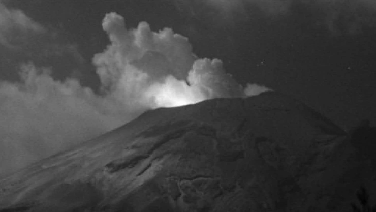 Volcán Popocatépetl emite LUMINOSA fumarola hoy jueves