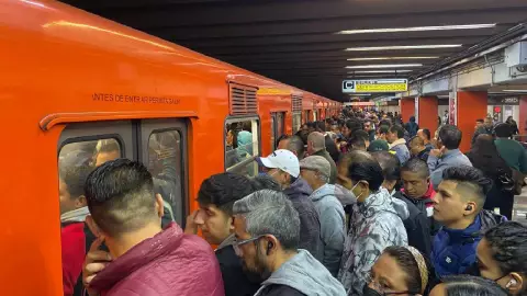 Se reportan aglomeraciones en el Metro CDMX hoy 13 de diciembre de 2023.