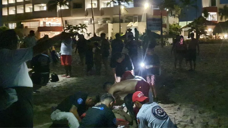 Rescatan a tres turistas que no podían salir del fuerte oleaje en mar de Mazatlán