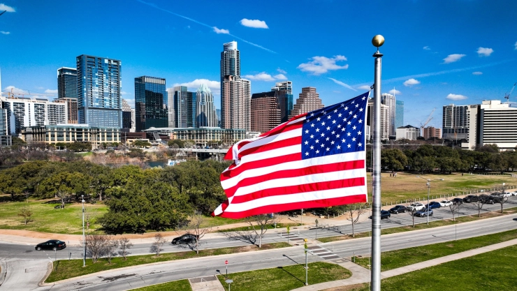 Panorámica de Austin con una bandera estadounidense