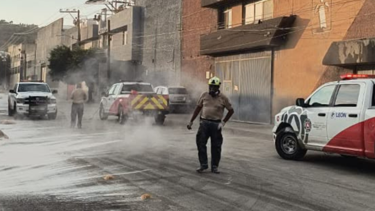 ¡Alerta en León! Derrame de ácido obliga a evacuar trabajadores y cerrar una importante vialidad.png