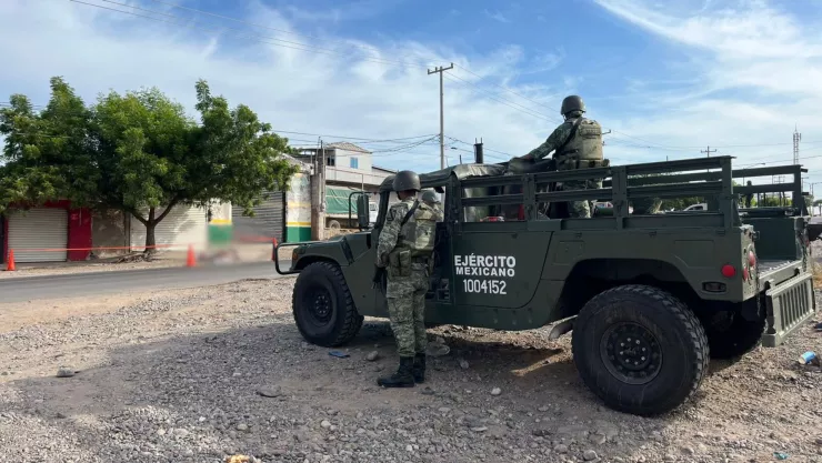 Encuentran hombre muerto envuelto en una lona roja en El Barrio en Culiacán.jpg