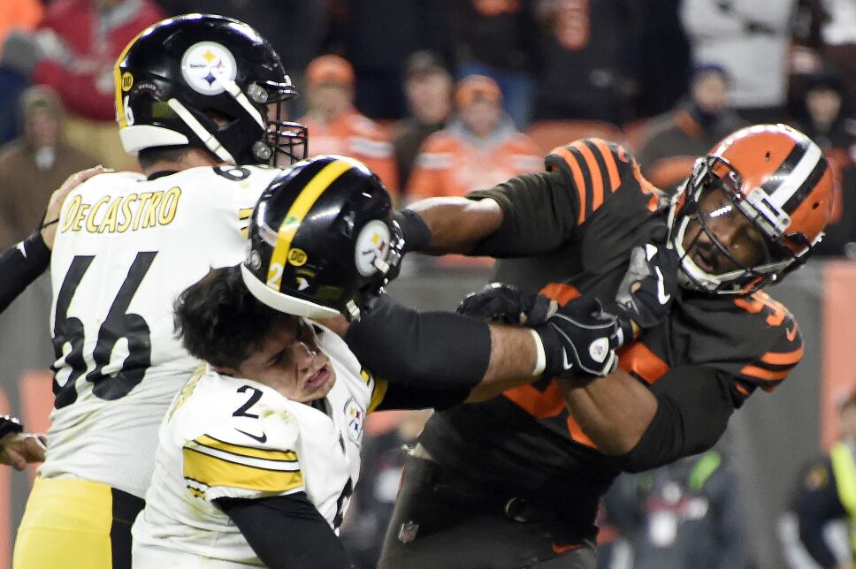 Myles Garrett golpea con el caso de Mason Rudolph en el partido entre Browns y Steelers