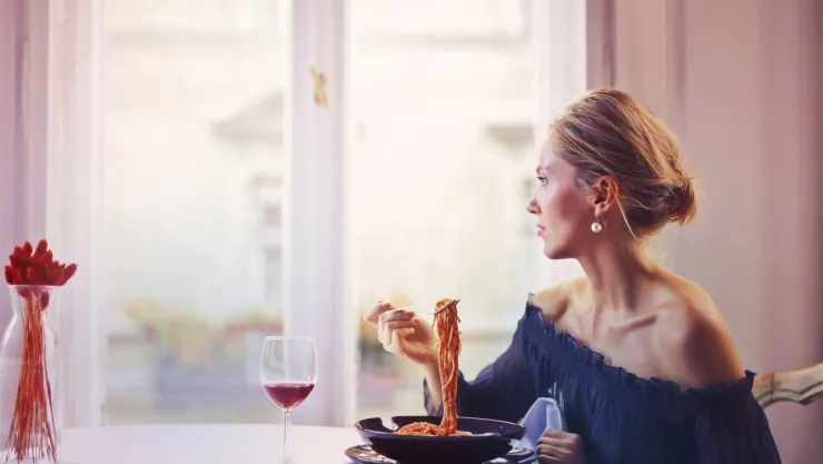 Estos son los efectos positivos de comer solo y que seguramente no sabías