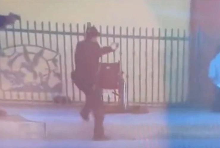 policias disparan a hombre en silla de ruedas