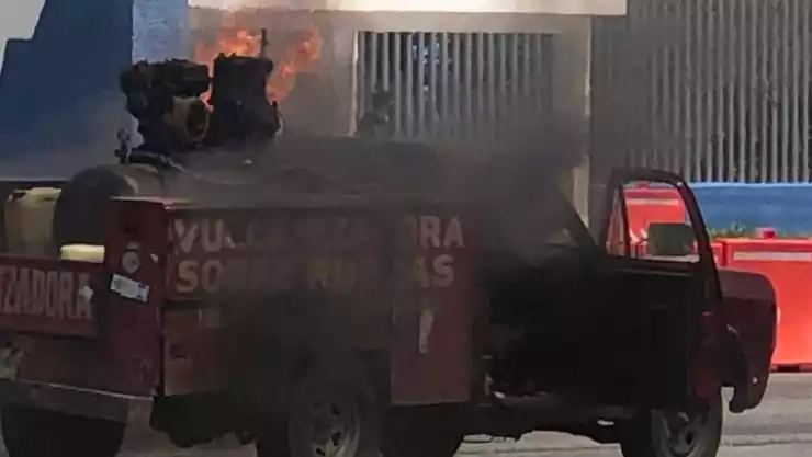 Se incendia vehículo en el Boulevard Colosio de Cancún