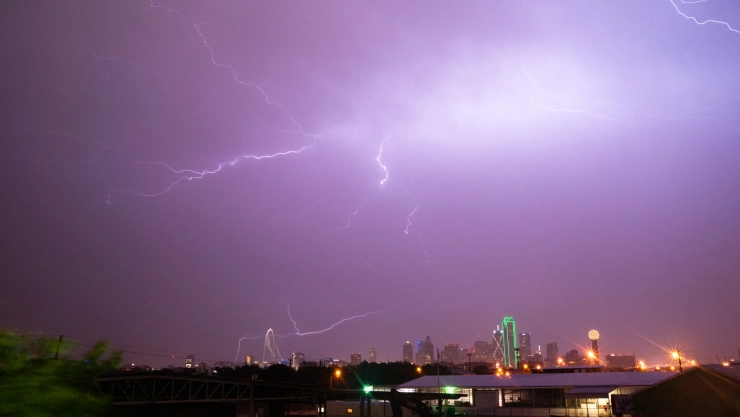 Rayos y lluvia sobre vista de la ciudad de Dallas, Texas