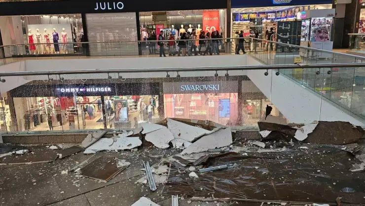 cae techo de vidrio en plaza comercial