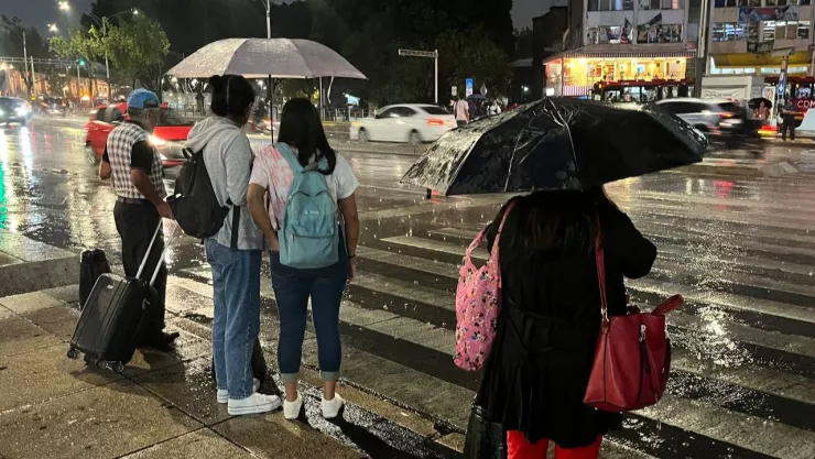 personas con paraguas en la calle