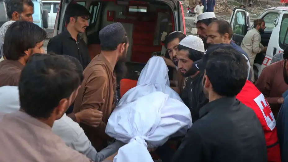 Cuerpo de un minero rescatado tras la explosión de una mina en Pakistán.