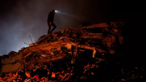 cuanto tiempo puede sobrevivir una personas bajo escombros